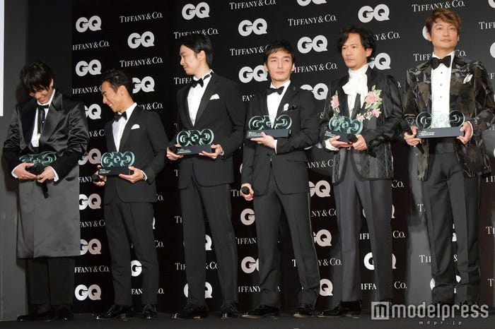 トロフィーが滑りそうになった野田洋次郎(一番左)と談笑する佐藤琢磨、長谷川博己ら(C)モデルプレス