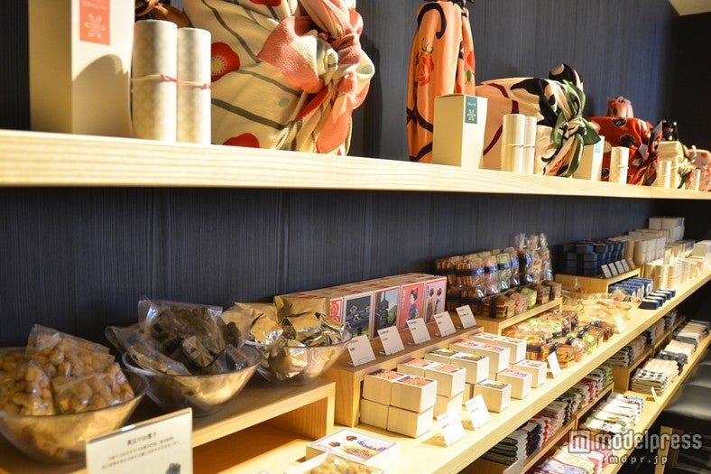 店内には「京 カフェコムサ」の別注アイテムも揃う