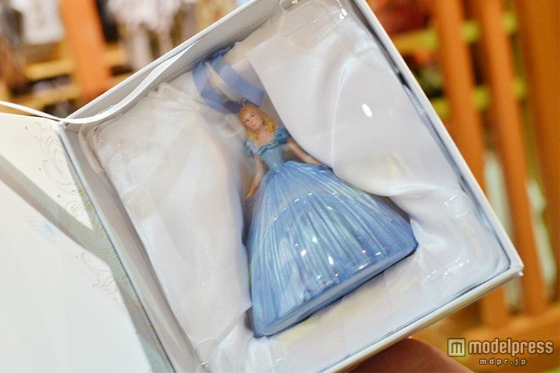 シンデレラ役リリー・ジェームズをイメージさせるオーナメント