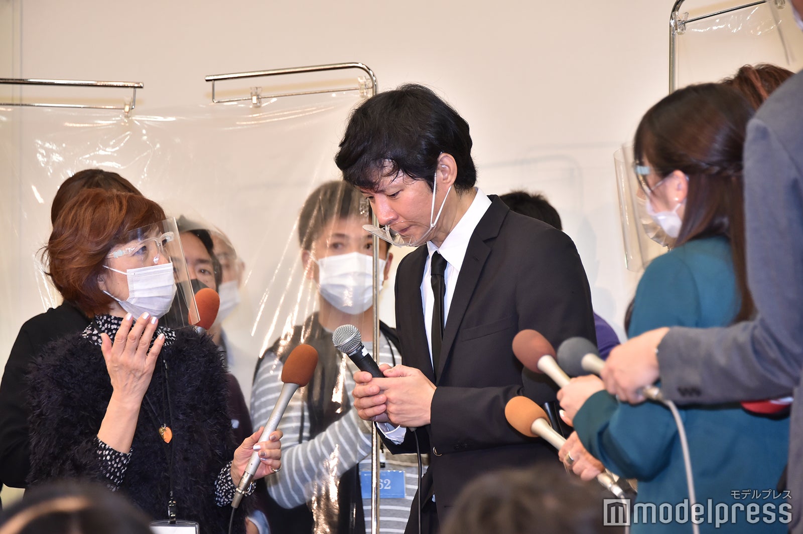 渡部建謝罪会見の様子 （C）モデルプレス