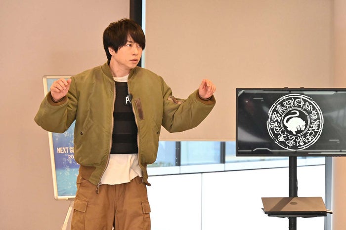 「新空港占拠」“意味深”ラストが話題 青鬼（菊池風磨）のタートルネック・公式サイトにメッセージ…3つの謎に考察飛び交う「最終回で伏線？」