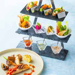 「エンパイア・グリル」(カリフォルニア料理) ディズニー・パルパルーザ “ドナルドのクワッキー・ダック!ダック!ダックシティ!” エンパイア・グリル・ランチ(C)Disney