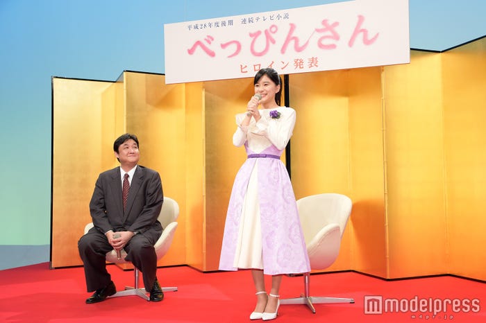 三鬼一希チーフ・プロデューサー、芳根京子(C)モデルプレス