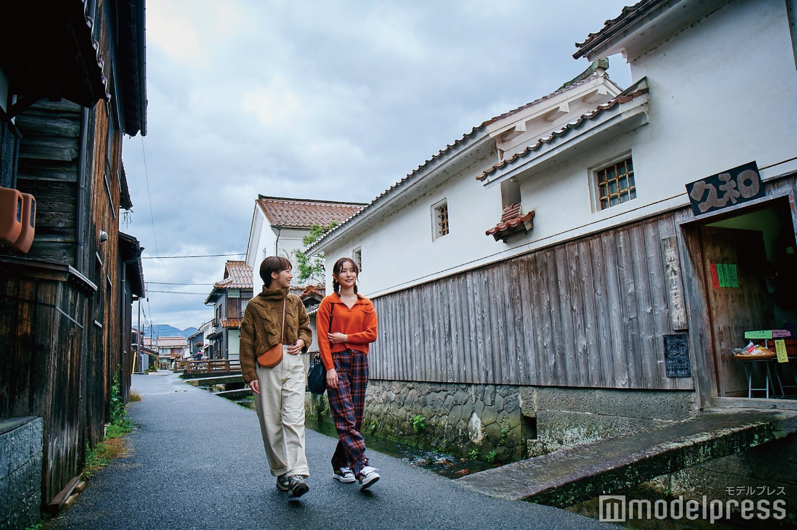 伝統的建築物が並ぶ白壁土蔵群は歩いているだけで絵になります（C）モデルプレス