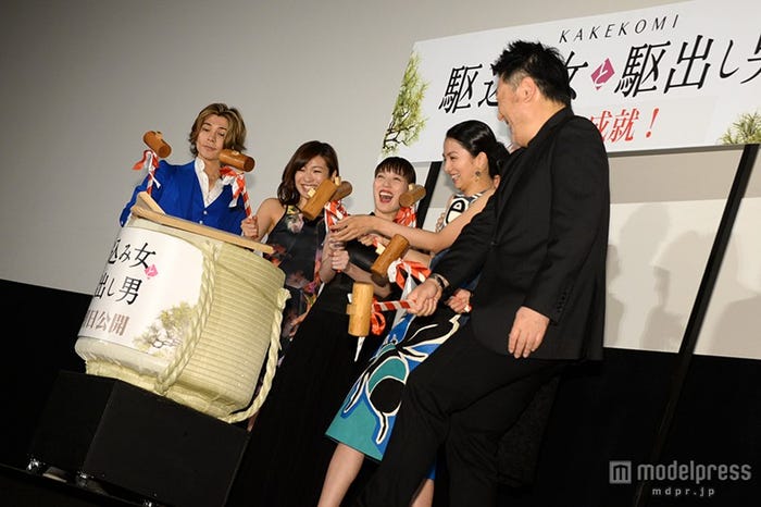 「駆込み女と駆出し男」初日舞台あいさつ