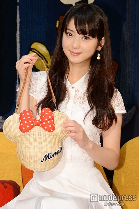 イベントに出演した佐々木希/ランタンバック(¥19000+税)