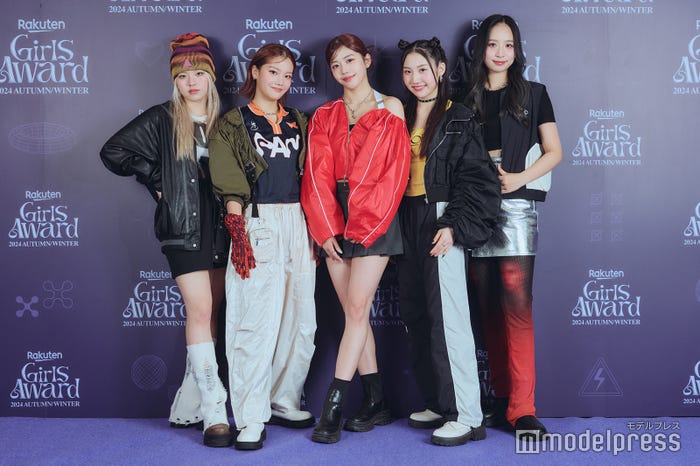 UN1CON(左から)マナミ、ジョア、アカリ、ココロ、ナレ(C)モデルプレス