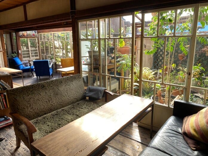 入り口の佇まいから想像するよりも奥行のある広い店内