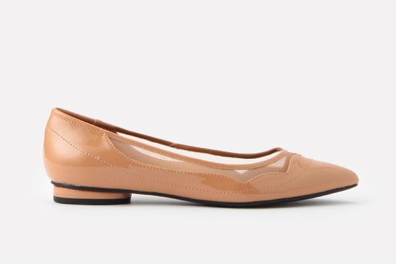 カットアウトバレリーナフラットシューズ「CHARLES & KEITH」5,940円（税込）／画像提供：CHARLES & KEITH