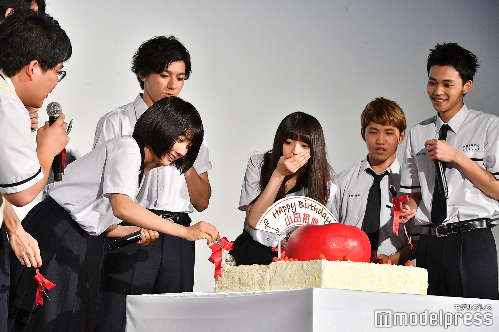 山田裕貴へのサプライズ祝いでりんごケーキ登場！（C）モデルプレス