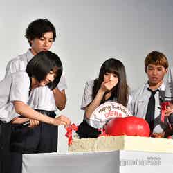 山田裕貴へのサプライズ祝いでりんごケーキ登場！（C）モデルプレス