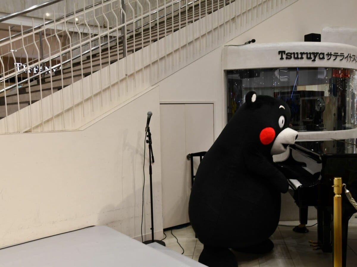 鶴屋百貨店でピアノを弾き出す＝8月2日、熊本市