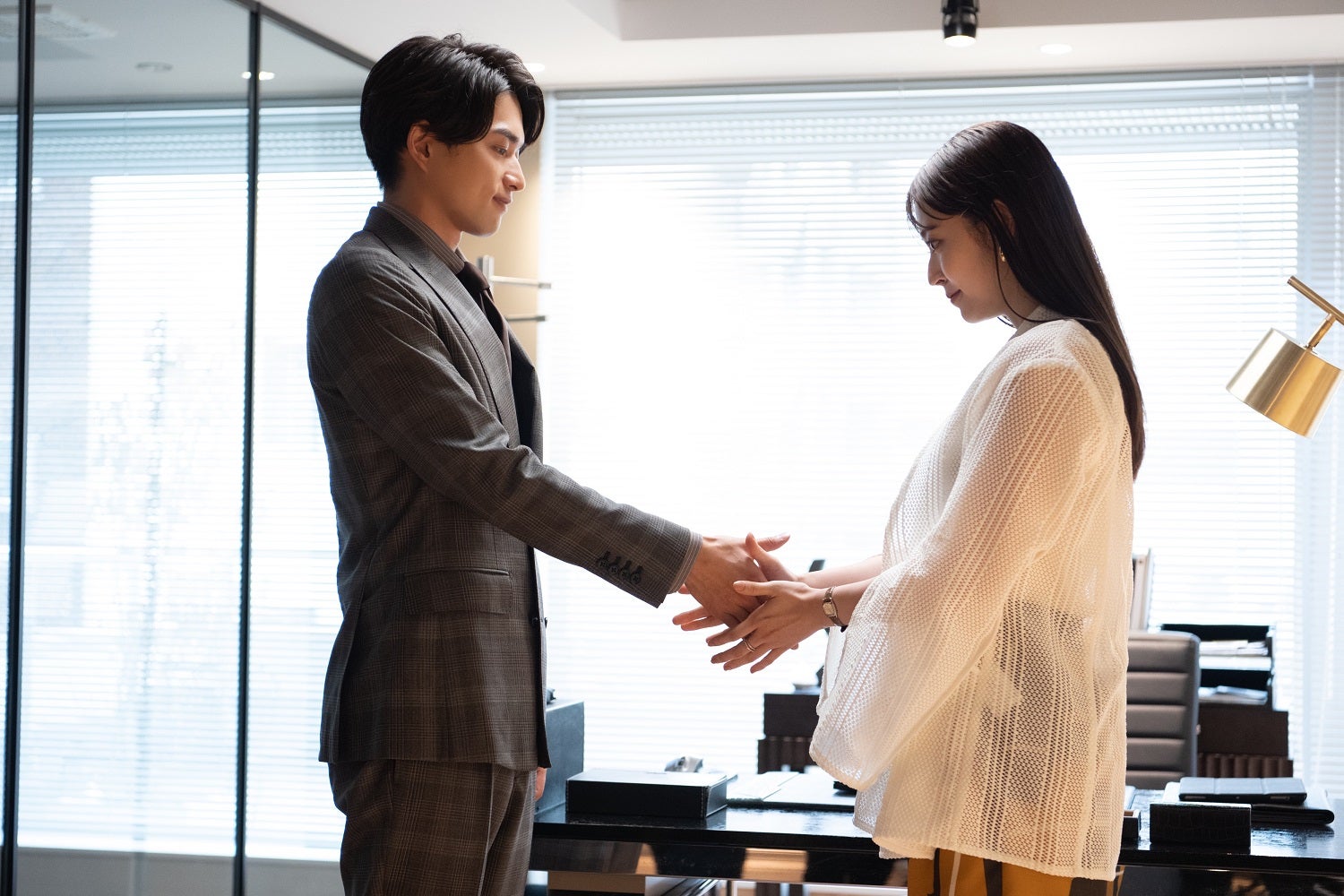 白洲迅、鈴木愛理／「ANIMALS-アニマルズ-」最終話より（C）AbemaTV, Inc.