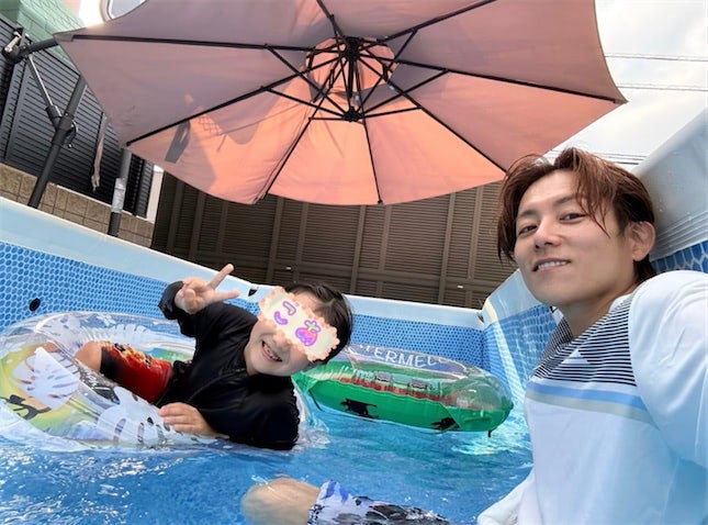 杉浦太陽、広々自宅プールで三男と水遊び「クロールが上手くなりました」
