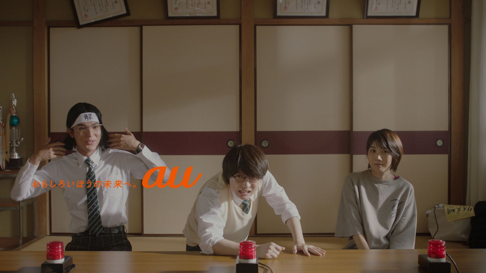 （左から）中川大志、神木隆之介、松本穂香／新TVCM「クイズ大会」篇より（提供写真）