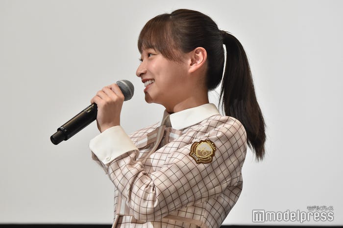 ポニーテールにしてきた影山優佳 (C)モデルプレス