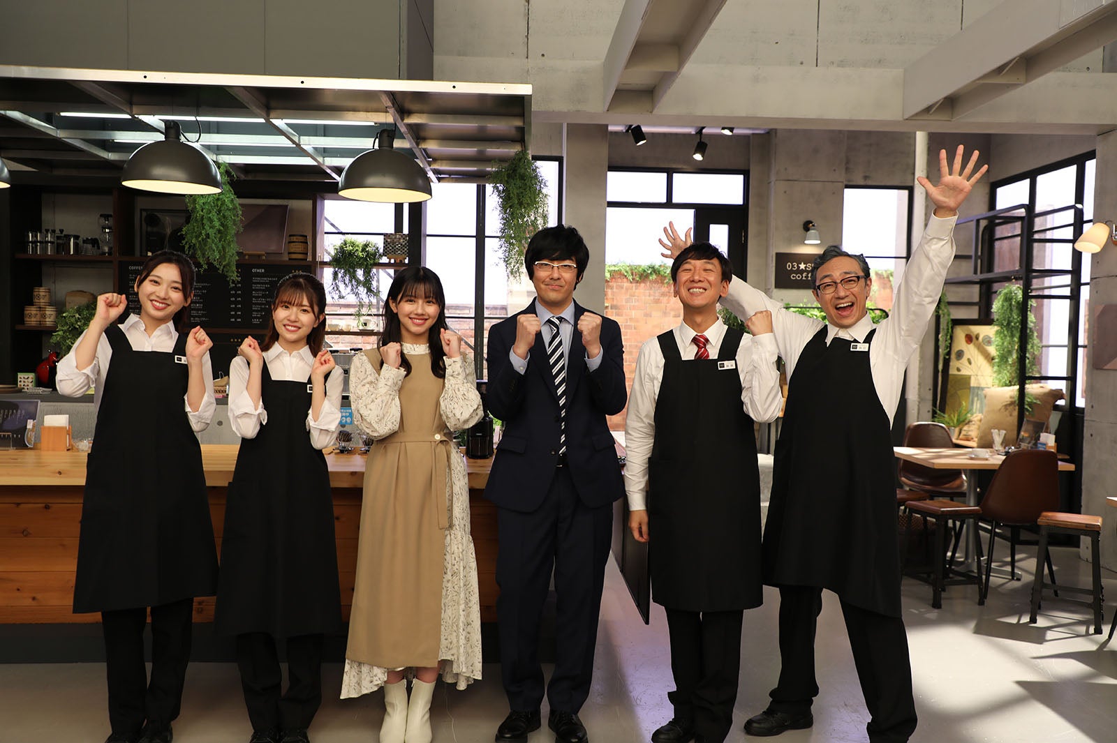 富田鈴花、松田好花、渡邉美穂、豊本明長、飯塚悟志、角田晃広（C）日本テレビ