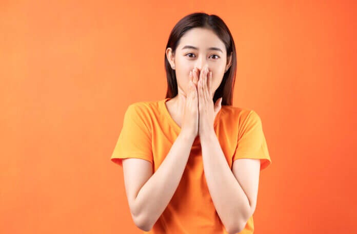 １．ほっぺたを押さえて恥ずかしがる