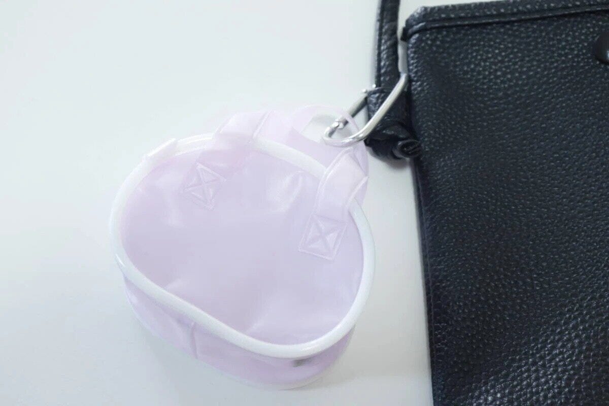 紫色のPVCミニスクールバッグが黒いバッグにカラビナで付いている