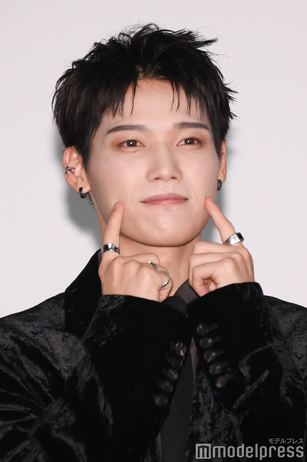 「あたしの！」とアピールをする木村柾哉（C）モデルプレス