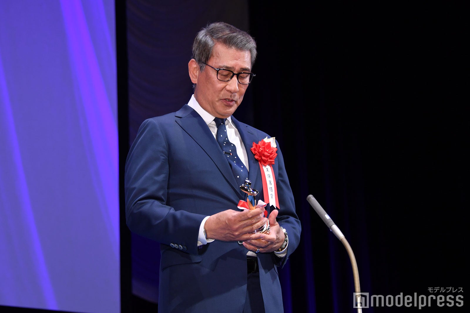 トロフィーを見つめる中井貴一（C）モデルプレス