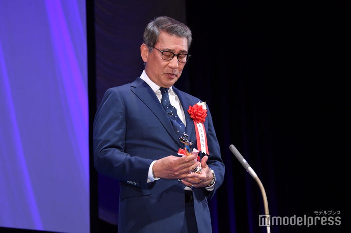 トロフィーを見つめる中井貴一(C)モデルプレス