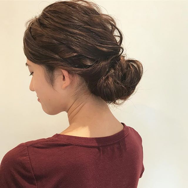 大人っぽい サイド寄せ ヘアアレンジに挑戦 簡単なやり方と一緒にチェック モデルプレス