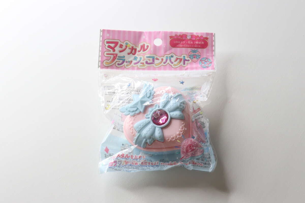 ピンクと水色のストライプ柄のパッケージに入った、ハート型のマジカルフラッシュコンパクト ピンクと水色のストライプ柄のパッケージに入った、ハート型のマジカルフラッシュコンパクト