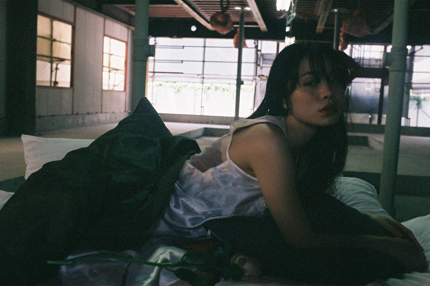 るうこの色っぽ顔にドキリ、世界観に惚れる“ジャケ買いホテル”「HOTEL SHE,OSAKA」大阪に誕生