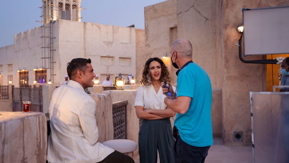 ジェシカ・アルバ&ザック・エフロン、ドバイの砂漠や海を駆け回る “映画予告風”動画公開