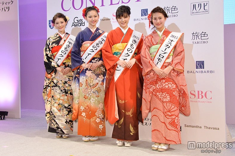 岸岡小百合さん（準クイーン）、石井沙季さん（準クイーン）、山田愛梨さん（クイーン）、伊藤千晶さん（オスカープロモーション賞）