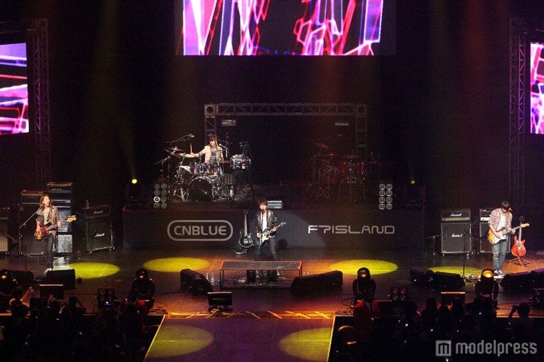 韓国イケメンバンド二組が初のアメリカ公演　5千人が熱狂