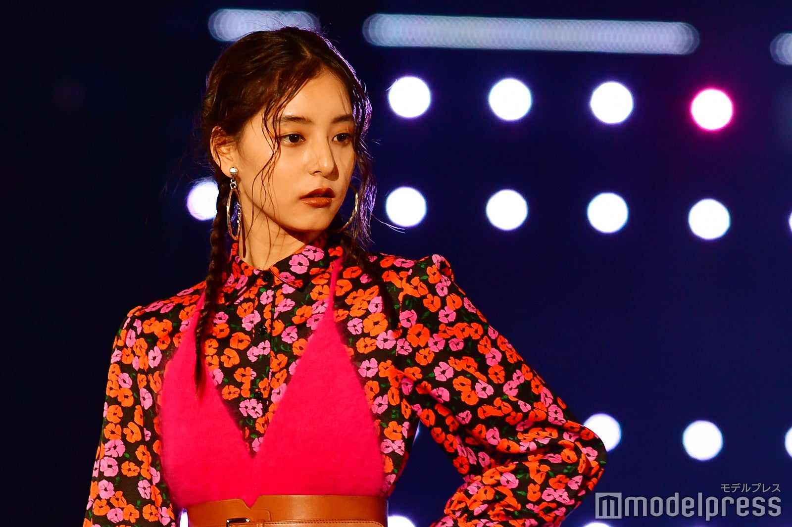 新木優子、深スリットがSEXY 太ももチラリな秋コーデ＜TGC2018A／W＞