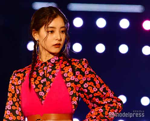 新木優子、深スリットがSEXY 太ももチラリな秋コーデ<TGC2018A/W>