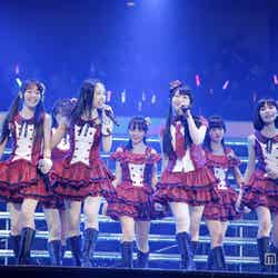 AKB48グループ研修生103名が圧巻のパフォーマンス／（C）AKS
