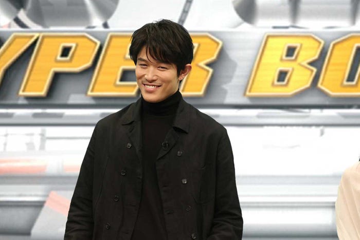 鈴木亮平 (C)フジテレビ
