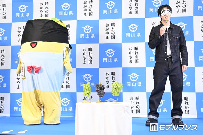 スタッフ2人がかりで目隠しされたふなっしー、「ふなっしー目隠しできんの?」と心配していた豆原一成(C)モデルプレス