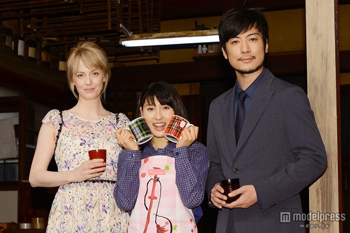 (左から)シャーロット・ケイト・フォックス、土屋太鳳、玉山鉄二