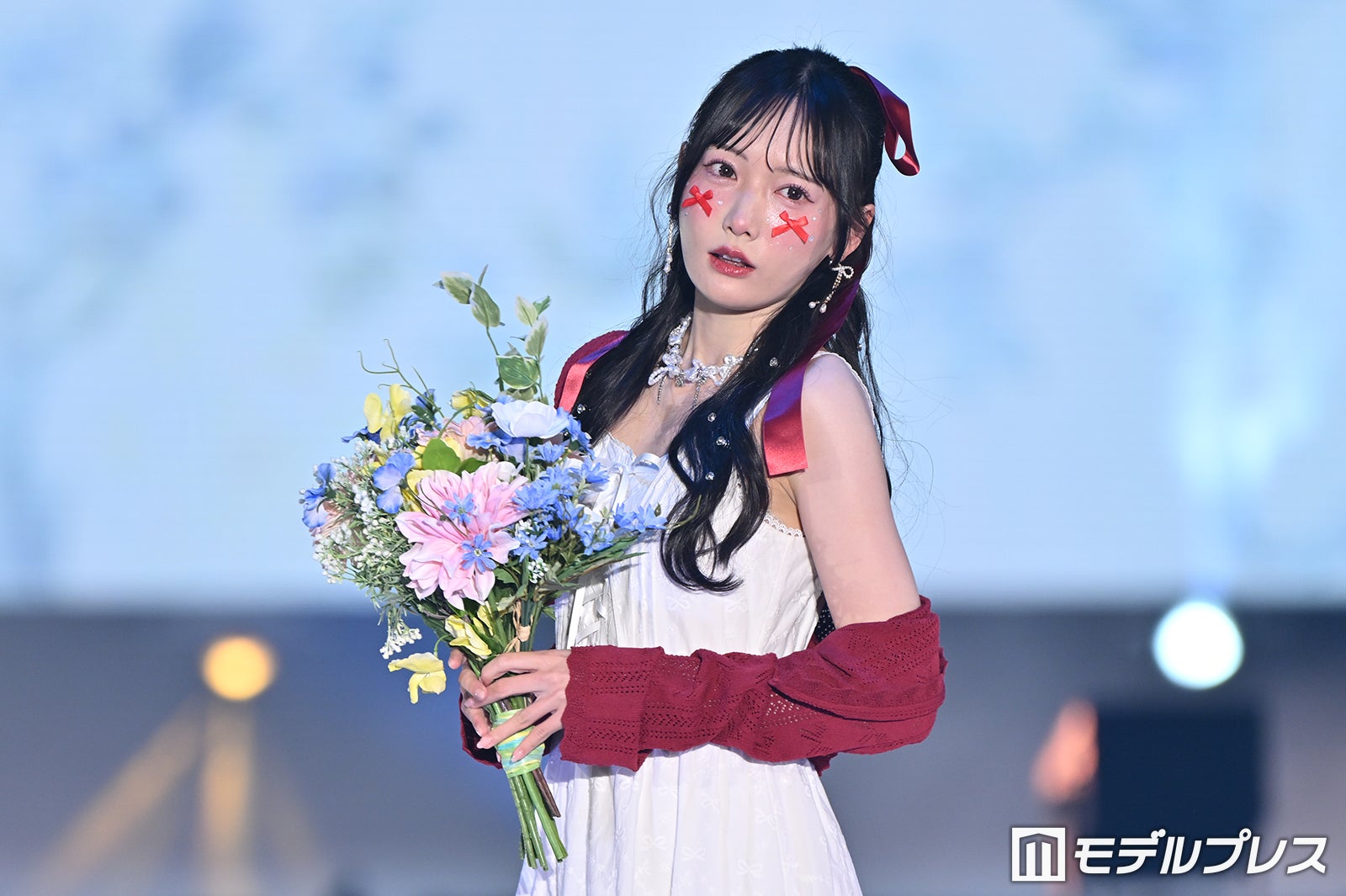 ≠ME鈴木瞳美、カーディガンから美肩チラ見せ リボンメイクがキュート【ガルアワ2026SS】