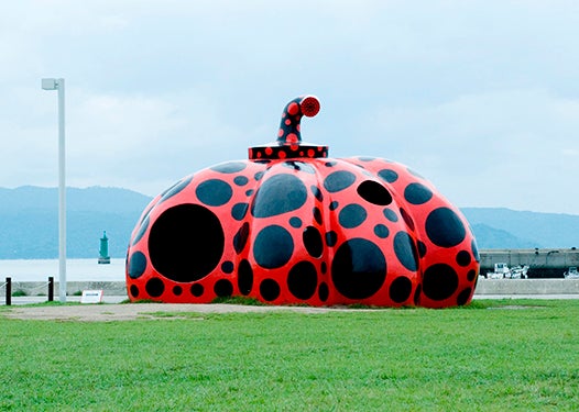 草間彌生「赤かぼちゃ」2006年 直島・宮浦港緑地 写真/青地 大輔