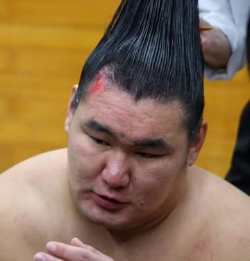 おでこがズルリ赤むけの豊昇龍「髪の毛また薄くなっちゃった」と笑わせる 4年前の初場所でも同じ内容、取り直しで勝利