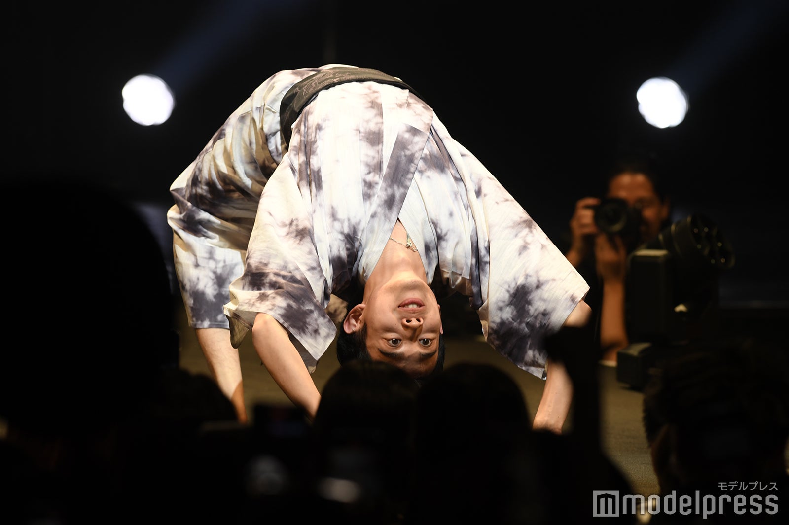 おだけい、“浴衣姿でブリッチ”ステージで大胆パフォーマンス＜GAKUSEI RUNWAY＞