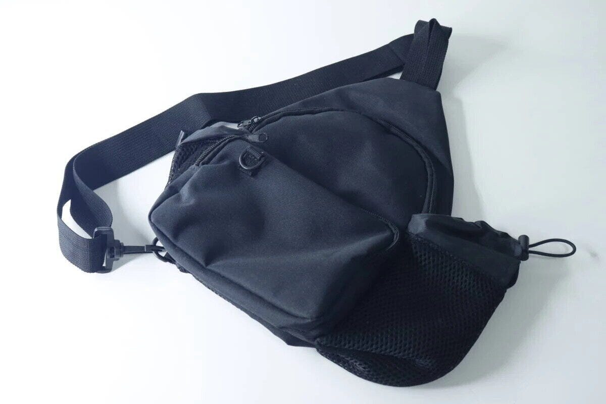 黒いお散歩用クロスボディバッグを上から見た様子。 黒いお散歩用クロスボディバッグを上から見た様子。