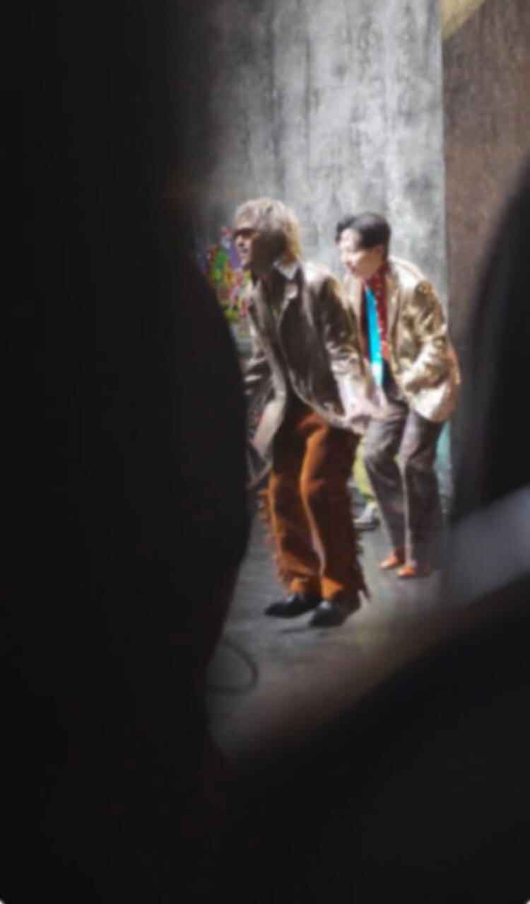 ド派手な衣装で踊る(画像は動画のキャプチャ)