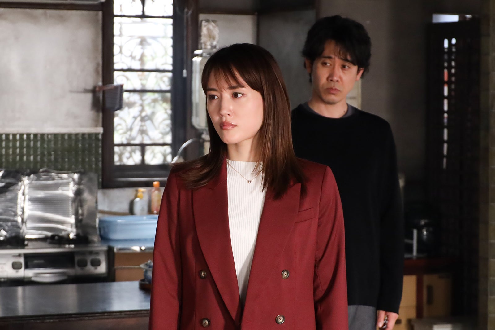 綾瀬はるか、大泉洋／「元彼の遺言状」第8話より（C）フジテレビ