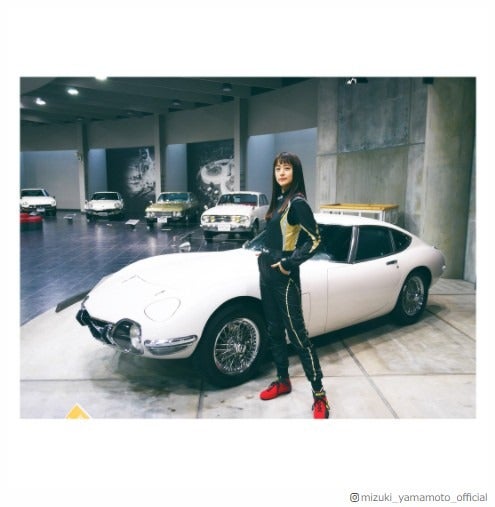 山本美月のレーシングスーツ姿が「スタイル抜群」「最高にカッコいい」と注目集まる
