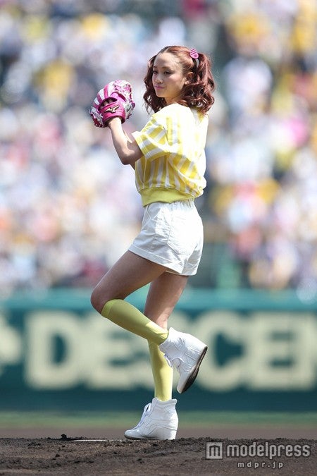 「ViVi」モデル宮城舞、「泣きそうでした」キュートなユニフォームで始球式