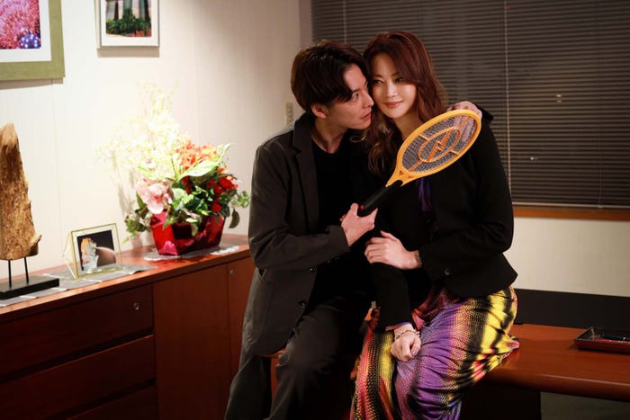 小池徹平、観月ありさ「離婚しない男―サレ夫と悪嫁の騙し愛―」第8話より(C)テレビ朝日