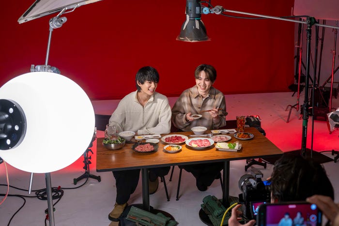 佐野勇斗、吉田仁人「ホットペッパーグルメ」新WebCM「便利」篇「おトク」篇メイキング(提供写真)