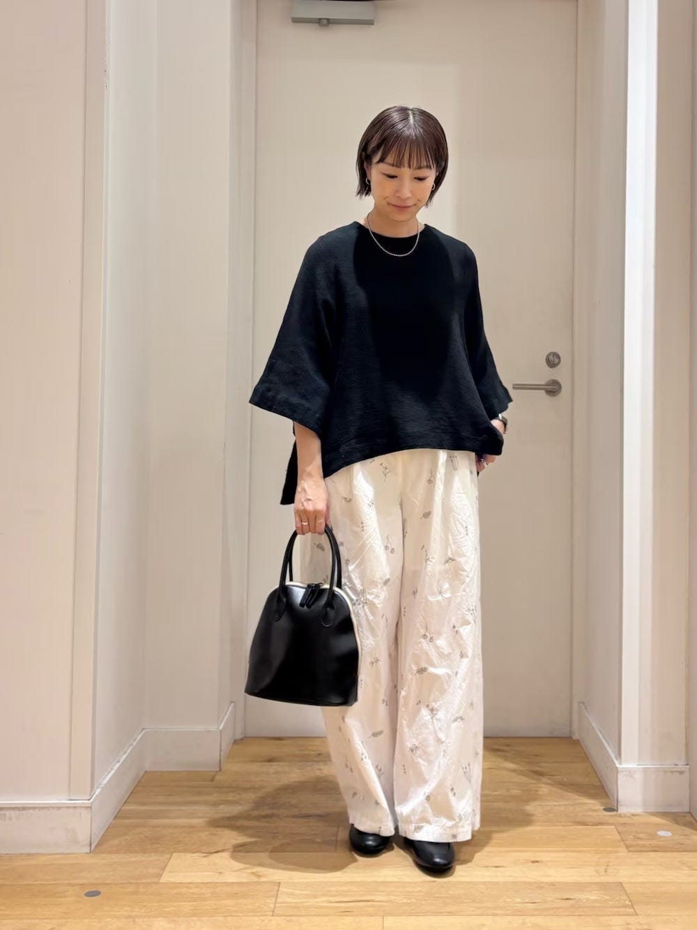 【OKコーデ】ハリのある素材や、きちんと感のある小物などできれいめを意識 出典:WEAR